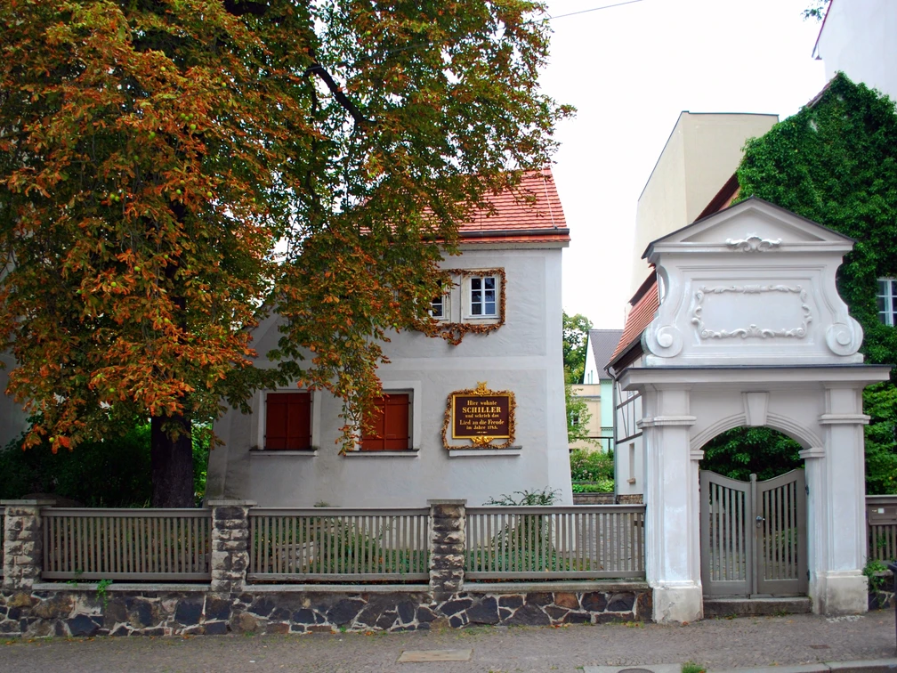 Schillerhaus - Museen in Leipzig Blick auf das Gartentor zum Schillerhaus in dem ein Museum mit einer Ausstellung über Schillers Zeit in Leipzig zu sehen ist, Kultureinrichtung, Museum, Ausstellung