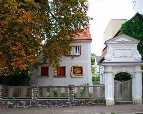 Schillerhaus - Museen in Leipzig Blick auf das Gartentor zum Schillerhaus in dem ein Museum mit einer Ausstellung über Schillers Zeit in Leipzig zu sehen ist, Kultureinrichtung, Museum, Ausstellung