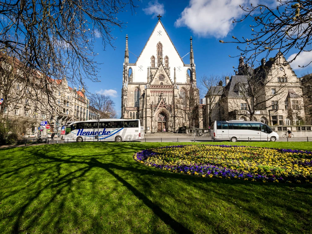 Busse vor der Thomaskirche - Freizeiteinrichtungen in Leipzig Einige Busse stehen vor der Thomaskirche am Dittrichring bereit für die nächste Stadtrundfahrt mit der Sie die wichtigsten Sehenswürdigkeiten sehen können, Stadtführung, Kultur, Freizeit
