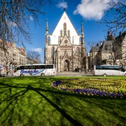 Busse vor der Thomaskirche - Freizeiteinrichtungen in Leipzig Einige Busse stehen vor der Thomaskirche am Dittrichring bereit für die nächste Stadtrundfahrt mit der Sie die wichtigsten Sehenswürdigkeiten sehen können, Stadtführung, Kultur, Freizeit
