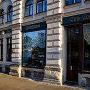 Café Corso - Gastronomie in Leipzig Eingang und Häuserfassade vom Cafe Corso das heute noch zur besonderen Kaffeehauskultur der Stadt beiträgt, Gastronomie in Leipzig, kaffeehauskultur