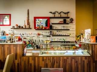 Eisträumerei Leipzig - Eisdielen & Cafés in Leipzig Blick auf den Tresen und das Eisangebot aus eigener Herstellung, Glasvitrine, Deko und mehr, cafe, eisdiele, freizeit