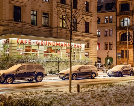 Café Grundmann im Winter - Cafés in Leipzig Blick auf die historische fassade des Café Grundmann im Gründerzeit-Stil mit rotem Schriftzug im Winter, gastronomie, restaurant, kulinarikHistoryczna fasada Café Grundmann w XIX-wiecznym stylu z czerwonym napisem w porze zimowej, gastronomia, restauracja, kulinariaWinter view of the historic façade at Café Grundmann in Wilhelminian style with red lettering, eating out, restaurant, cuisineVue de la façade historique du Café Grundmann dans le style Gründerzeit (fondation de l’empire) avec son enseigne rouge en hiver, gastronomie, restaurant, arts culinairesPohled v zimě na historickou fasádu kavárny Café Grundmann v grunderském stylu s typickým červeným tahem písmem, gastronomie, restaurace, kulinářské umění