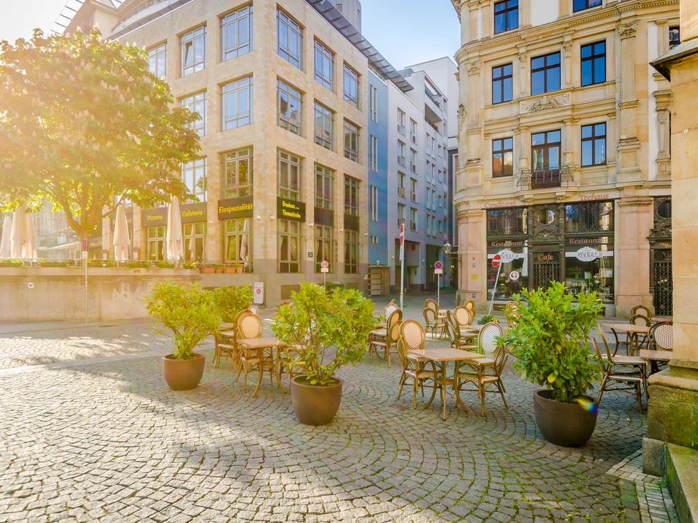 Café Kandler - Cafés in Leipzig Blick auf den Freisitz vor dem Café Kandler bei strahlendem Sonnenschein, cafe, kaffeehaus, freisitz, genussView of the outdoor seating in front of Café Kandler in brilliant sunlight, café, coffee house, outdoor seating, enjoymentSpojrzenie na zewnętrzne miejsca dla gości przed Café Kandler skąpane w blasku słońca, cafe, kawiarnia, przestrzeń zewnętrza, specjałyPohled na prosluněné venkovní posezení před kavárnou Kandler, káva, kavárna, venkovní posezení, požitekVue sur la terrasse devant le Café Kandler sous un soleil radieux, café, terrasse, plaisir