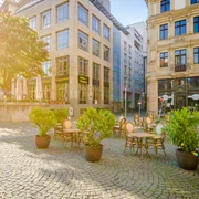 Café Kandler - Cafés in Leipzig Blick auf den Freisitz vor dem Café Kandler bei strahlendem Sonnenschein, cafe, kaffeehaus, freisitz, genussView of the outdoor seating in front of Café Kandler in brilliant sunlight, café, coffee house, outdoor seating, enjoymentSpojrzenie na zewnętrzne miejsca dla gości przed Café Kandler skąpane w blasku słońca, cafe, kawiarnia, przestrzeń zewnętrza, specjałyPohled na prosluněné venkovní posezení před kavárnou Kandler, káva, kavárna, venkovní posezení, požitekVue sur la terrasse devant le Café Kandler sous un soleil radieux, café, terrasse, plaisir