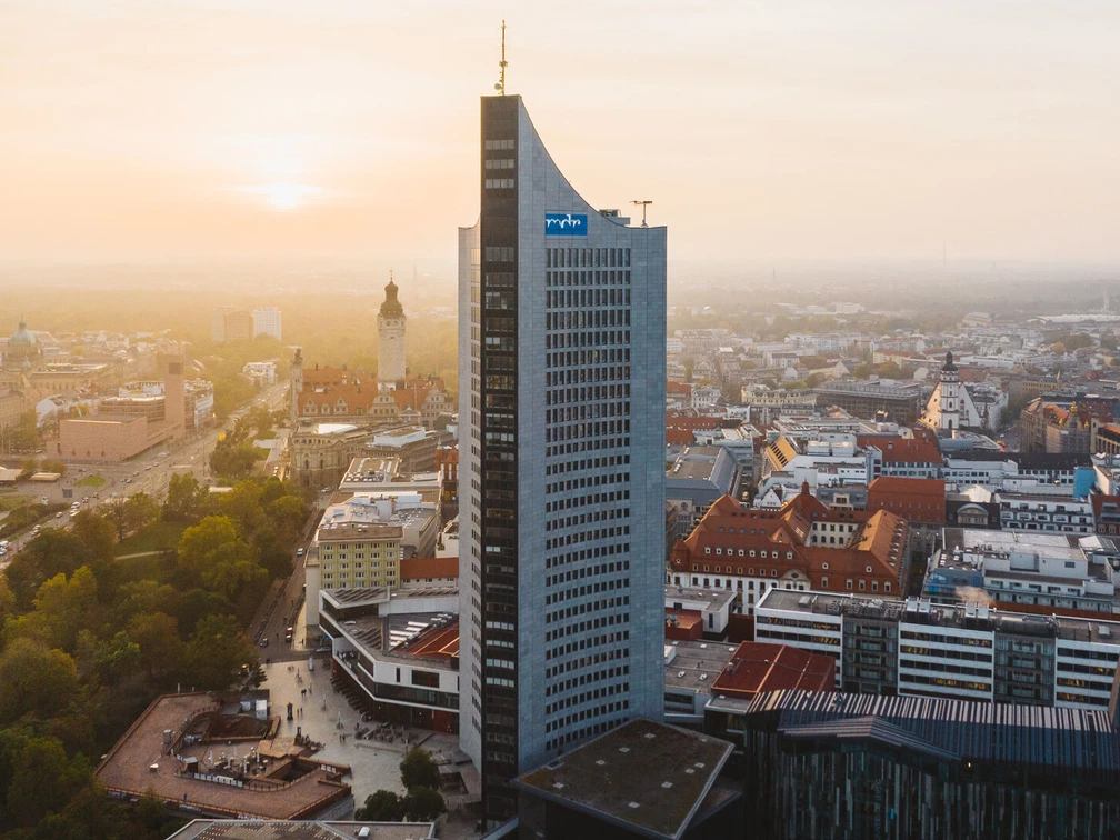 City-Hochhaus am Augustusplatz - Aussichtspunkte in Leipzig Das City-Hochhaus und die Skyline von Leipzig bei Sonnenuntergang, Aussichtspunkte in Leipzig, Freizeit, Sehenswürdigkeiten in LeipzigMrakodrap City-Hochhaus a panorama Lipska při západu slunce, vyhlídky v Lipsku, volný čas, pamětihodnosti v LipskuThe City Tower and Leipzig skyline at sunset, viewpoints in Leipzig, leisure, sightseeing in LeipzigLe City-Hochhaus et la skyline de Leipzig au coucher du soleil, belvédères de Leipzig, loisirs, sites touristiques à LeipzigWieżowiec City i panorama Lipska o zachodzie słońca, punkty widokowe w Lipsku, czas wolny, atrakcje turystyczne w Lipsku