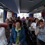 Comedytour Leipzig - Erlebnisse in Leipzig Passagiere im Bus sind Teilnehmer der Stadtrundfahrt der Comedytour