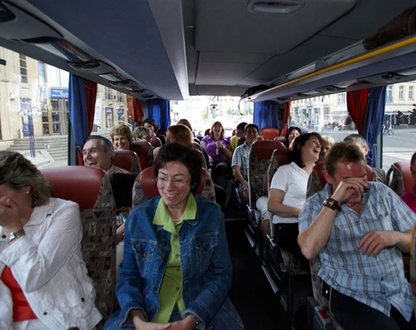 Comedytour Leipzig - Erlebnisse in Leipzig Passagiere im Bus sind Teilnehmer der Stadtrundfahrt der Comedytour