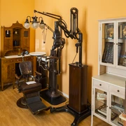 DEU/Sachsen/ Zscchadrass Das Dentalhistorische Museum in Zschadraß vereint Wissenschaft und Historie der Zahnmedizin. Einzigartig ist in Zschadraß die Kombination von Museum und Wissenschaftszentrum. Der Komplex umfasst ein Museumsgebäude, eine Bibliothek mit Konferenzräumen, ein Technikum für Großgeräte und ein Gästehaus. Die Kernausstellung erstreckt sich zurzeit über 250 Quadratmeter. Präsentiert werden die Geschichte der zahnärztlichen Berufsausübung, die Geschichte des Zahntechnikerhandwerks, der Zahnhygiene und der Zahnmedizin sowie kunst- und kulturgeschichtliche Artefakte, darunter über 2.500 bildliche Darstellungen. Das Wissenschaftszentrum beinhaltet etwa eine halbe Million Ausstellungsstücke, etwa außergewöhnliche Zahnprothesen, komplette Zahnarztstühle im Originalzustand aus den Anfangszeiten der Zahnmedizin, menschliche und tierische Gebisse sowie historische Bild- und Werbematerialien. DEU/Sachsen/ Zscchadrass Das Dentalhistorische Museum in Zschadraß vereint Wissenschaft und Historie der Zahnmedizin. Einzigartig ist in Zschadraß die Kombination von Museum und Wissenschaftszentrum. Der Komplex umfasst ein Museumsgebäude, eine Bibliothek mit Konferenzräumen, ein Technikum für Großgeräte und ein Gästehaus. Die Kernausstellung erstreckt sich zurzeit über 250 Quadratmeter. Präsentiert werden die Geschichte der zahnärztlichen Berufsausübung, die Geschichte des Zahntechnikerhandwerks, der Zahnhygiene und der Zahnmedizin sowie kunst- und kulturgeschichtliche Artefakte, darunter über 2.500 bildliche Darstellungen. Das Wissenschaftszentrum beinhaltet etwa eine halbe Million Ausstellungsstücke, etwa außergewöhnliche Zahnprothesen, komplette Zahnarztstühle im Originalzustand aus den Anfangszeiten der Zahnmedizin, menschliche und tierische Gebisse sowie historische Bild- und Werbematerialien.