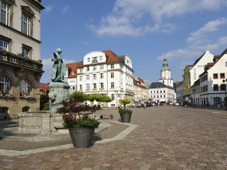 Marktplatz Döbeln mit Brunnen und Nikolaikirche Das Bild zeigt den Döbelner Marktplatz, links befindet sich das Rathaus, davor ein Brunnen und hinter dem Markt, rechts im Bild, sieht man den weißen Turm der Stadtkirche St.Nikolai.The picture shows Döbeln's market square, with the town hall on the left, a fountain in front of it and the white tower of St Nicholas' Church behind the market on the right.