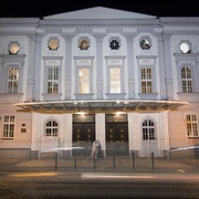 Theater Döbeln - Kultur in Leipzig und Region Fassade des Theaters Döbeln beleuchtet bei Nacht, Veranstaltungen, Kultur