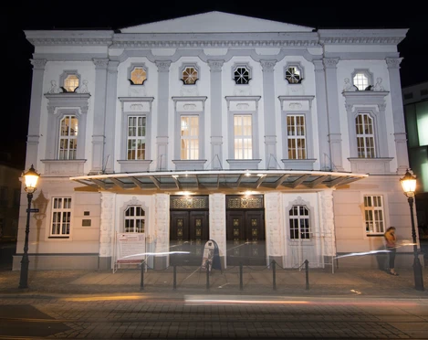 Theater Döbeln - Kultur in Leipzig und Region Fassade des Theaters Döbeln beleuchtet bei Nacht, Veranstaltungen, Kultur