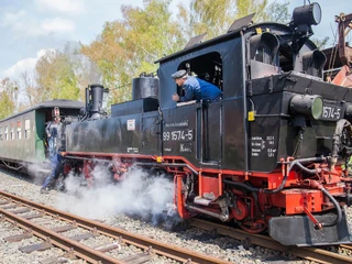 Döllnitzbahn "Wilder Robert" - Region Leipzig Der Lokführer der Döllnitzbahn "Wilder Robert" schaut aus dem Fenster der Schmalspurbahn herausStrojvedoucí dráhy Döllnitzbahn "Wilder Robert" se dívá z okna úzkorozchodné dráhyThe train driver of the "Wild Robert" on the narrow-gauge railway in Döllnitz looks out of the windowLe conducteur du train de Döllnitz, le « Wilder Robert », regarde par la fenêtre du trainMaszynista pociągu „Wilder Robert” spogląda przez okno kolejki wąskotorowej