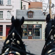 Drogerie - Gastronomie in Leipzig Blick auf die Außenfassade des Restaurant Drogerie in Leipzig mit Zugpferden und Tram im Vordergrund