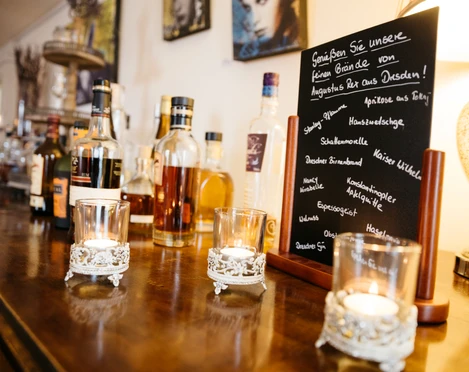 Drogerie - Gastronomie in Leipzig Blick auf die Theke des Restaurants Drogerie in Leipzig mit aktuellen Spezialitäten, Kerzen, Flaschen und Fotos