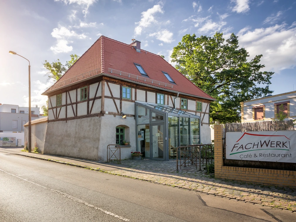 Fachwerk Wahren - Gastronomie in Leipzig Blick auf die Außenfassade des Fachwerk Wahren im klassischen Fachwerkstil mit rotem Dach, gastronomie, kulinarik, ausflugsziel