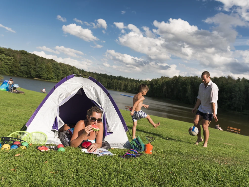 Ferienpark Thuemmlitzsee - Christian Hueller Fotografie Der Campingplatz Ferienpark Thümmlitzsee liegt idyllisch im Muldental gelegen.Kemp rekreační park Thümmlitzsee se nachází v idylické poloze v údolí Muldental.The Ferienpark Thümmlitzsee campground enjoys an idyllic location in the Mulde River Valley.Le camping du parc de vacances du lac de Thümmlitz se trouve de manière idyllique sur le sentier de Muldental.Pole kempingowe Ferienpark Thümmlitzsee znajduje się w malowniczym rejonie doliny rzeki Muldy.