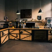 Franz Morish - Cafés in Leipzig Blick auf den Thekenbereich/ Verkaufsbereich des Franz Morish; Lampen, Einrichtung, Kaffeebohnenverkauf, Baristamaschinen, cafe, gastronomie