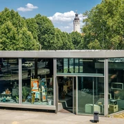 Galerie für Zeitgenössische Kunst - Kunst in Leipzig Blick auf den modernen Glasbau der GfZK an einem Sommertag mit blauem Himmel und Turm des Neuen Rathauses im Hintergrund, Kunst, Kultur, Ausstellungshaus