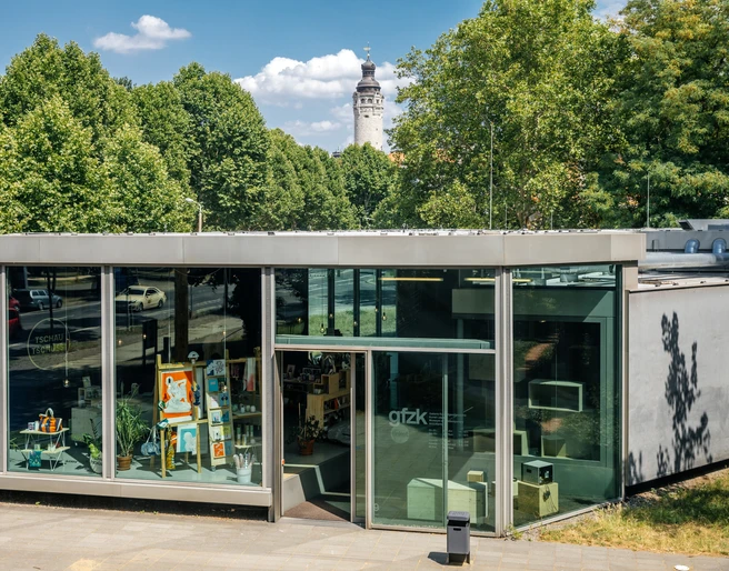 Galerie für Zeitgenössische Kunst - Kunst in Leipzig Blick auf den modernen Glasbau der GfZK an einem Sommertag mit blauem Himmel und Turm des Neuen Rathauses im Hintergrund, Kunst, Kultur, Ausstellungshaus