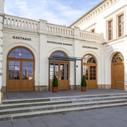 Restaurant & Gosebrauerei Bayerischer Bahnhof - Gastronomie in Leipzig Eingang zum Bayerischen Bahnhof und über der Tür prangt "Gasthaus Bayerischer Bahnhof Gosebrauerei", Kopfbahnhof, Gastronomie in Leipzig, Restaurant