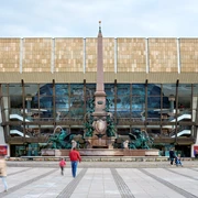 Gewandhaus zu Leipzig und der Mendebrunnen - Musikstadt Leipzig Blick auf den Mendebrunnen und das Gewandhaus zu Leipzig am Augustusplatz in dem das berühmte Gewandhausorchester spielt und das eine wahre Sehenswürdigkeit der Musikstadt Leipzig ist, Kultureinrichtung