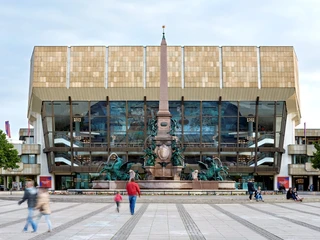 Gewandhaus zu Leipzig und der Mendebrunnen - Musikstadt Leipzig Blick auf den Mendebrunnen und das Gewandhaus zu Leipzig am Augustusplatz in dem das berühmte Gewandhausorchester spielt und das eine wahre Sehenswürdigkeit der Musikstadt Leipzig ist, Kultureinrichtung