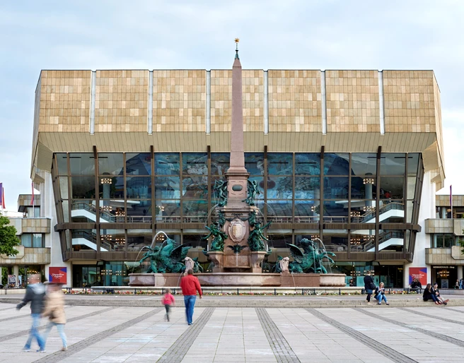 Gewandhaus zu Leipzig und der Mendebrunnen - Musikstadt Leipzig Blick auf den Mendebrunnen und das Gewandhaus zu Leipzig am Augustusplatz in dem das berühmte Gewandhausorchester spielt und das eine wahre Sehenswürdigkeit der Musikstadt Leipzig ist, Kultureinrichtung