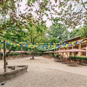 Hacienda Las Casas - Gastronomie in Leipzig Blick auf den Freisitz des Restaurants Hacienda Las Casas im Zoo Leipzig der wunderbar für einen Ausflug mit der Familie ist, Veranstaltungen, Gastronomie, Erlebnis, Sehenswürdigkeiten, Tierpark, Restaurant