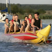 Bananaboat auf dem Hainer See Junge Menschen sitzen auf einem Bananaboat auf dem Hainer See im Leipziger Neuseenland.