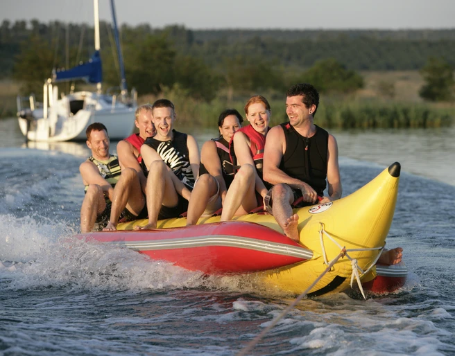 Bananaboat auf dem Hainer See Junge Menschen sitzen auf einem Bananaboat auf dem Hainer See im Leipziger Neuseenland.