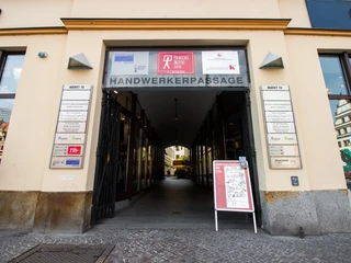 Eingang zur Handwerkerpassage - Architektur der Höfe und Passagen in Leipzig