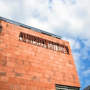 Stadtgeschichtliches Museum Leipzig - Museen in Leipzig Blick auf die rote Backsteinfassade vom Haus Böttchergässchen des Stadtgeschichtlichen Museums, Kultureinrichtungen in Leipzig, Ausstellung