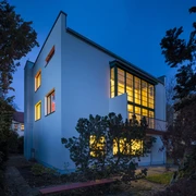 Haus Rabe bei Nacht - Leipzig und Region Das Haus Rabe in Leipzig im Bauhausstil ist im Inneren beleuchtet und erhellt somit den Nachthimmel