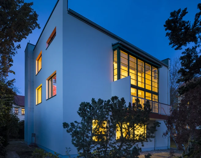 Haus Rabe bei Nacht - Leipzig und Region Das Haus Rabe in Leipzig im Bauhausstil ist im Inneren beleuchtet und erhellt somit den Nachthimmel