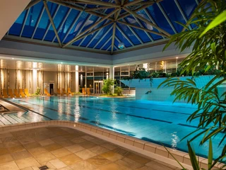 Innenbecken des Heide Spa Bad Düben - Wellness in Leipzig und Region Blick auf das 25 Meter lange Schwimmbecken im Inneren des Heida Spa Bad Düben im Abendlicht, Freizeit, Ausflug, Wellness
