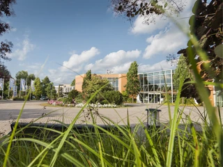 HEIDE SPA Bad Düben - Wellness in Leipzig und Region Blick auf die begrünte Anlage des Heide Spa Bad Düben Resorts bei sonnigem Wetter, Ausflug, Freizeit, Wellness