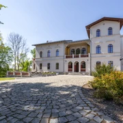 Herrenhaus Möckern - Gastronomie in Leipzig Blick auf das Herrenhaus Möckern, bei Sonnenschein mit Vorgarten und umgeben von Grün, Veranstaltung, restaurant, gastronomie