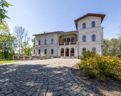 Herrenhaus Möckern - Gastronomie in Leipzig Blick auf das Herrenhaus Möckern, bei Sonnenschein mit Vorgarten und umgeben von Grün, Veranstaltung, restaurant, gastronomie