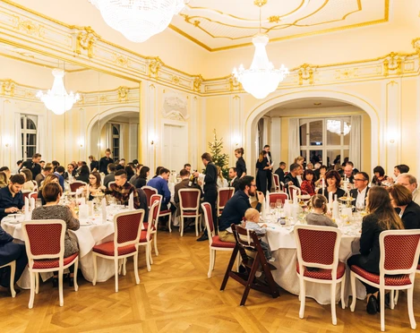 Herrenhaus Möckern Innenansicht - Gastronomie in Leipzig Blick in den Speisesaal des Herrenhaus Möckerns und seine prunkvolle Einrichtung, veranstaltungen, gastronomie, restaurant