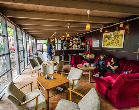 Biergarten Ilses Erika - Freisitze in Leipzig Innenraum von Ilses Erika mit Blick auf den Biergarten, veranstaltungen, biergarten, kulinarik, gastronomie