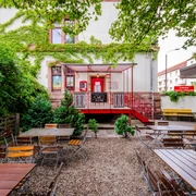 Biergarten Ilses Erika - Freisitze in Leipzig Biergarten Ilses Erika mit Gartenmöbeln und schattenspendenden Bäumen, freisitz, kneipe, biergarten, veranstaltung, konzerte