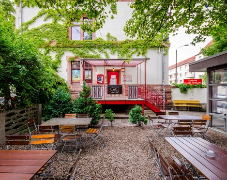 Biergarten Ilses Erika - Freisitze in Leipzig Biergarten Ilses Erika mit Gartenmöbeln und schattenspendenden Bäumen, freisitz, kneipe, biergarten, veranstaltung, konzerte