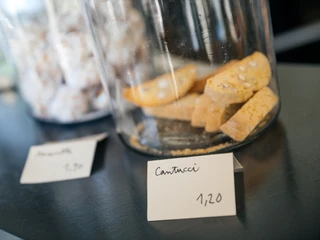 INO Café - Cafés in Leipzig Fotografie der Süßwaren im INO Café, auf der Theke drapiert und mit Schriftschildchen versehen