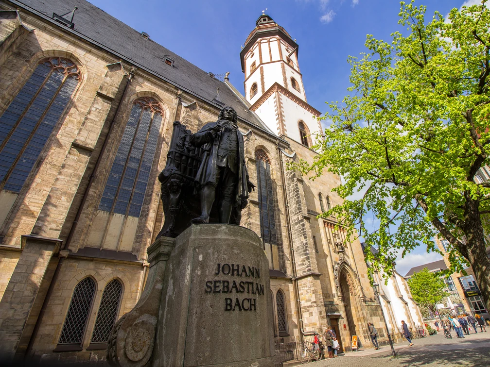 Bach-Denkmal vor der Thomaskirche Leipzig - Musikstadt Leipzig Blick auf die Bach-Statue vor dem Seiteneingang der Thomaskirche in der der Komponist Leiter des Thomanerchors war, Kultureinrichtung, Musikstadt Leipzig, Denkmal, Sehenswürdigkeiten