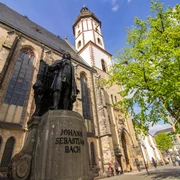 Bach-Denkmal vor der Thomaskirche Leipzig - Musikstadt Leipzig Blick auf die Bach-Statue vor dem Seiteneingang der Thomaskirche in der der Komponist Leiter des Thomanerchors war, Kultureinrichtung, Musikstadt Leipzig, Denkmal, Sehenswürdigkeiten