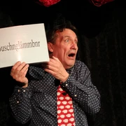Kabarett Leipziger Brettl - Bühnen in Leipzig Ein Schauspieler auf der Bühne im Kabarett Leipziger Brettl in dem viele Veranstaltungen und Theaterstücke stattfinden
