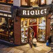 Café Riquet - Cafés in Leipzig Blick von oben auf den Eingang des Kaffeehauses Riquet mit aufwändiger Architektur, Kaffeehaus, Café, Gastronomie