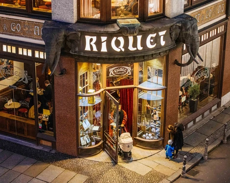 Café Riquet - Cafés in Leipzig Blick von oben auf den Eingang des Kaffeehauses Riquet mit aufwändiger Architektur, Kaffeehaus, Café, Gastronomie