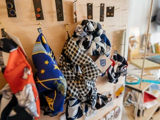 Kazimir, Detailaufnahme Haarbänder